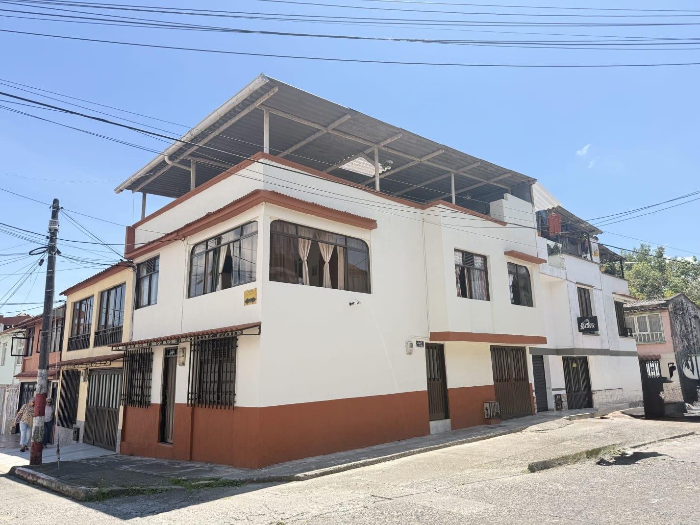 CASA ESQUINERA DUPLEX